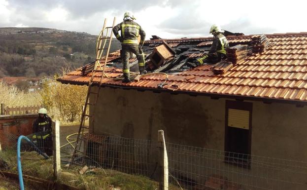 Los bomberos sofocan un fuego en una chimenea de una casa en Rodezas