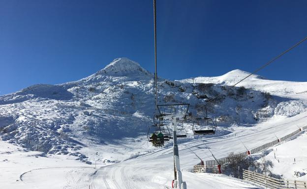 La nieve también llega a Asturias