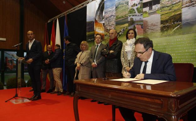 El Gobierno regional respalda la suma de fuerzas de los diez ayuntamientos del Besaya