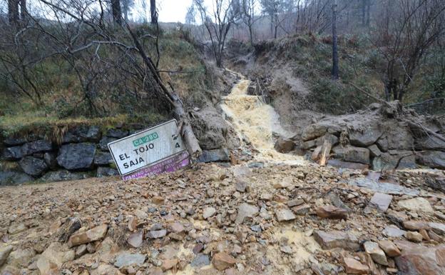 Toneladas de barro cortan la carretera a Bárcena Mayor, pero ya hay paso hacia Reinosa
