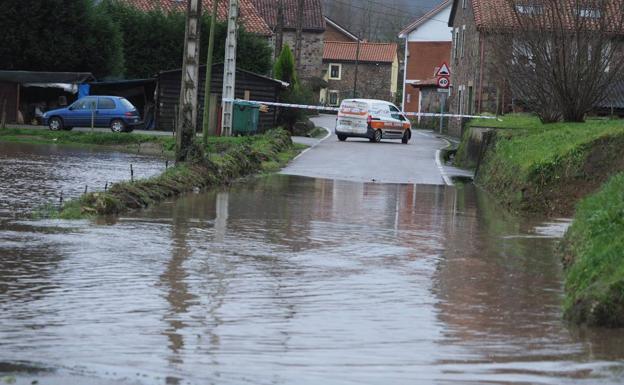 La lluvia lleva al límite a los ríos y provoca inundaciones y argayos por toda Cantabria