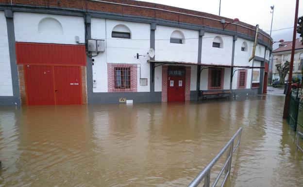 El Asón se desborda y anega el centro de Ampuero y el polígono industrial de Marrón