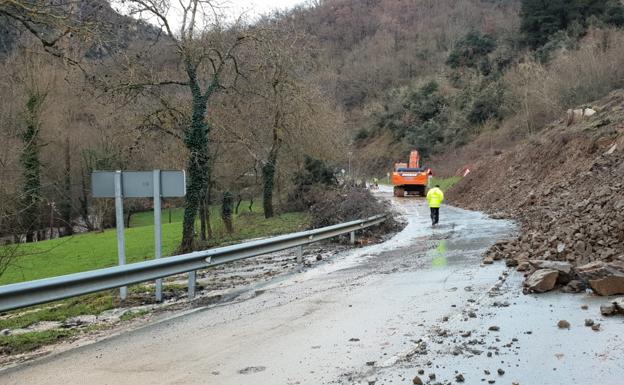 Los pueblos incomunicados de Camaleño podrán circular por un carril a última hora de la tarde