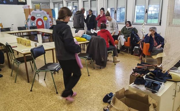 Los servicios de emergencia evacúan el pueblo de Santa Olalla