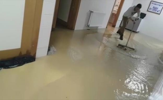 El agua se cuela en cascada en el IES Estelas de Cantabria