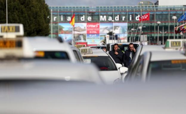 Los taxistas de Madrid quieren un kilómetro de ventaja sobre Uber y Cabify