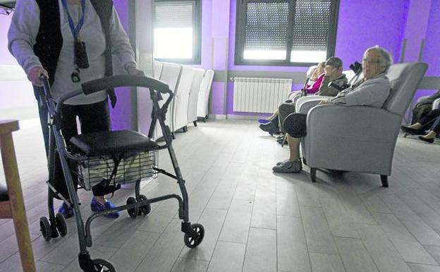 Más de 800 dependientes están a la espera de plaza y «las residencias, completas»