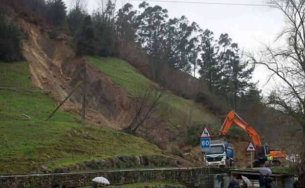 El viento y los argayos cortan carreteras en varios puntos de la región