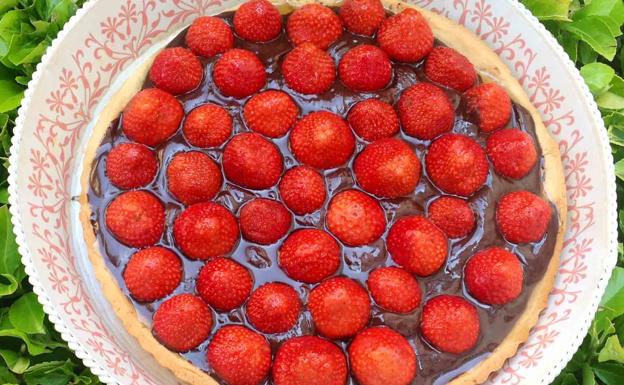 Una irresistible tarta casera de chocolate y fresas