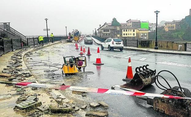 Fomento inicia las obras para ampliar la acera del puente de la Barquera