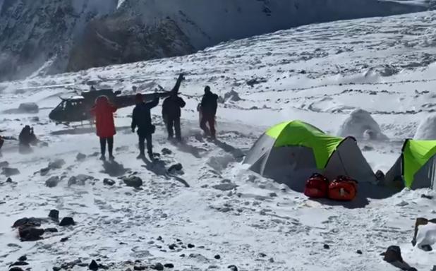 Rescatan a dos montañeros españoles de la expedición de Alex Txikon