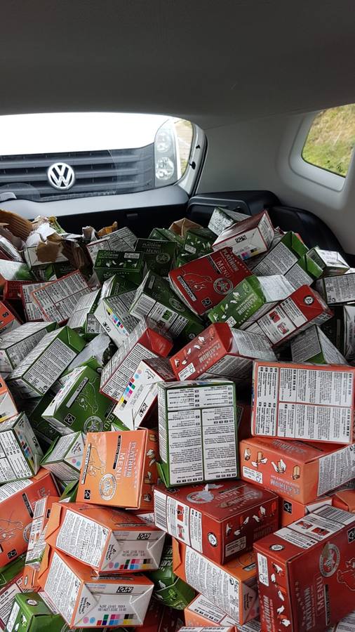 Se llevan la comida para perros que se cayó del camión volcado en Zurita