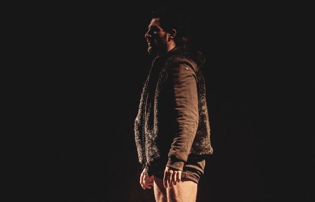 Jóvenes, mendigos y bailarines, a escena