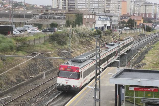 Adif se compromete a estudiar las dos ideas que propone Camargo para cubrir las vías del tren
