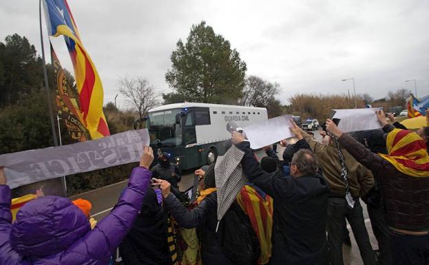 Los presos secesionistas llegan a Madrid tras ocho horas de autobús en celdas individuales