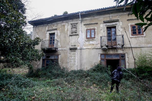 Miengo velará por la conservación y rehabilitación del Palacio de El Somo