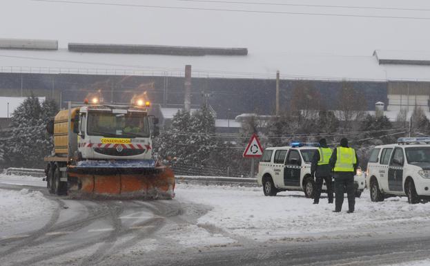 La nieve causa problemas en la A-67, la N-611 y mantienen cerrados varios puertos