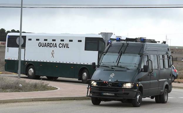 Las asociaciones apoyan al guardia suspendido por el vídeo de los presos del 'procés'