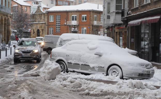 Una gruesa capa de nieve cubre las calles de Reinosa