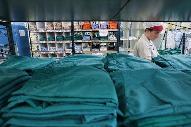 La ropa de hospital que «desaparece» genera 250.000 euros de pérdidas al año