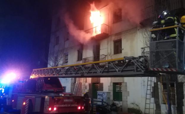 Un aparatoso incendio arrasa dos plantas de un edificio abandonado de la calle Alta