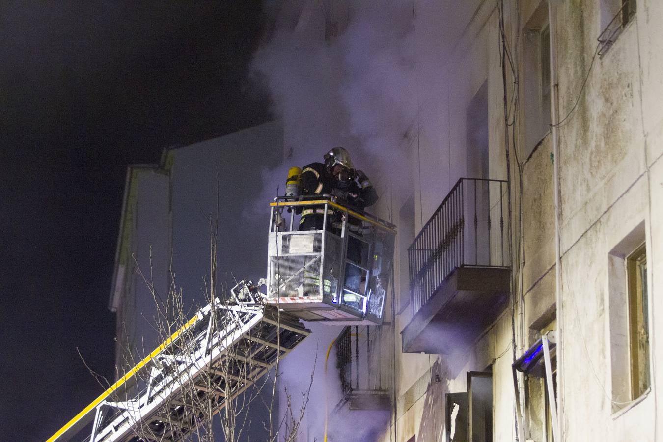 La operación de los bomberos para sofocar el incendio