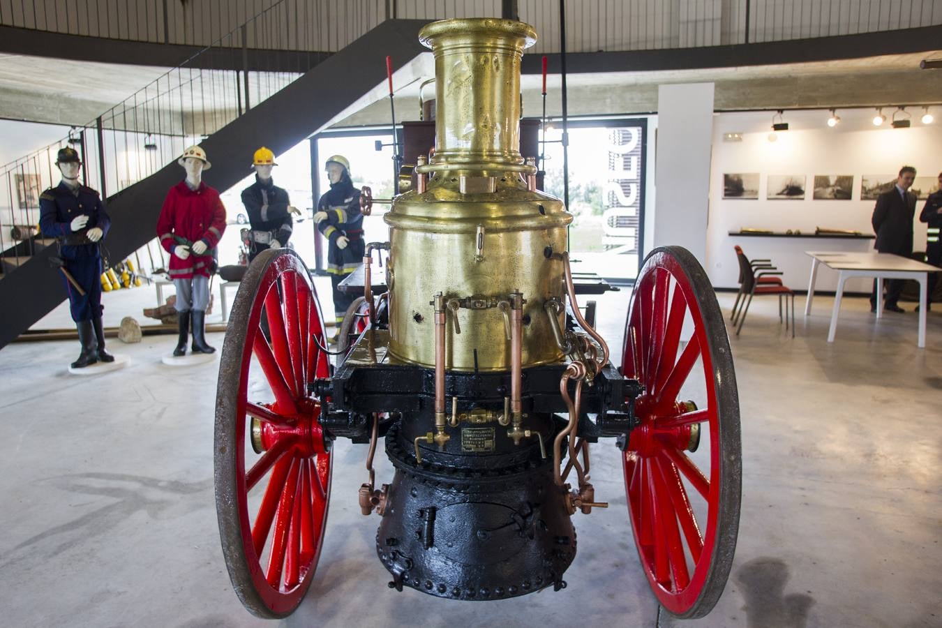 Sidenor cede al Museo de los Bomberos una bomba a vapor del siglo XIX