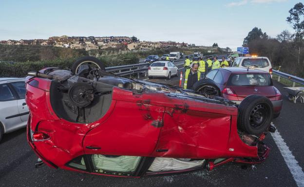 Un accidente deja nueve heridos y provoca el corte parcial de la A-67 a la altura de Puente Arce