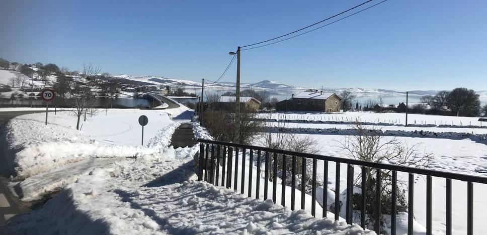 La nieve cubre los pueblos de Campoo de Yuso que rodean el Pantano del Ebro