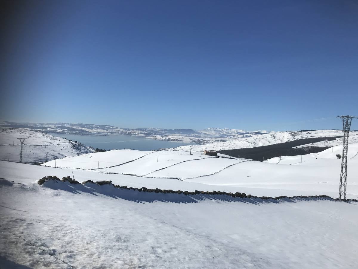 La nieve cubre las localidades junto al Pantano del Ebro en Campoo de Yuso