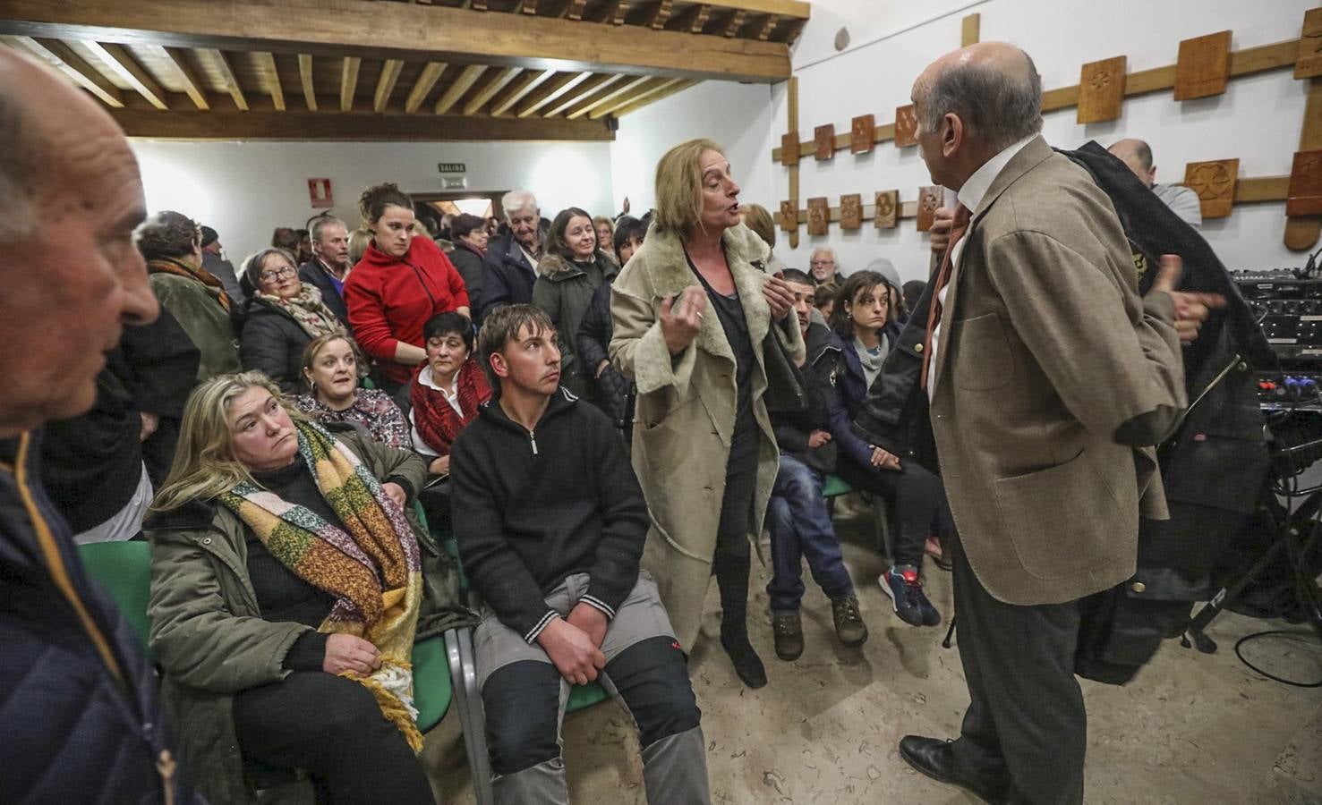 Tensa reunión en Cabuérniga entre el consejero y los afectados por el argayo