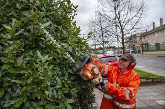 La oposición de El Astillero culpa al alcalde de no hacer cumplir el pliego de Parques y Jardines