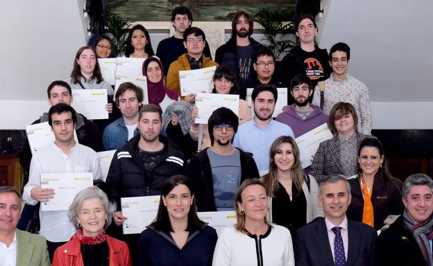 Santander ofrecerá ayudas de hasta 5.000 euros a las empresas que contraten a jóvenes