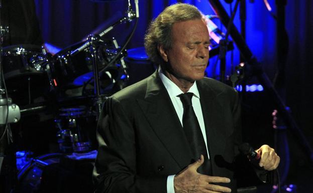 Julio Iglesias recibe el Grammy honorífico a toda su carrera