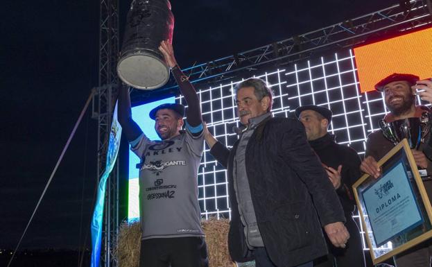 El gallego Juan Fernández gana la competición de surf de La Vaca