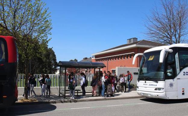 La plataforma de padres de estudiantes de Castro busca un transporte directo a la UPV