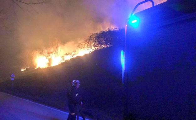 Rachas de viento de 98 kilómetros y un incendio en Peña Cabarga