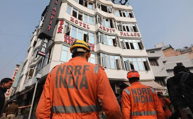 Mueren 17 personas en el incendio en un hotel de Nueva Delhi