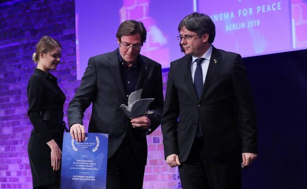 El cántabro Álvaro Longoria, codirector de 'Dos Cataluñas' devuelve el premio que les entregó Puigdemont