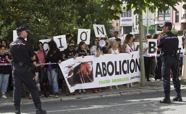 Los veterinarios critican el «acoso» del sector animalista