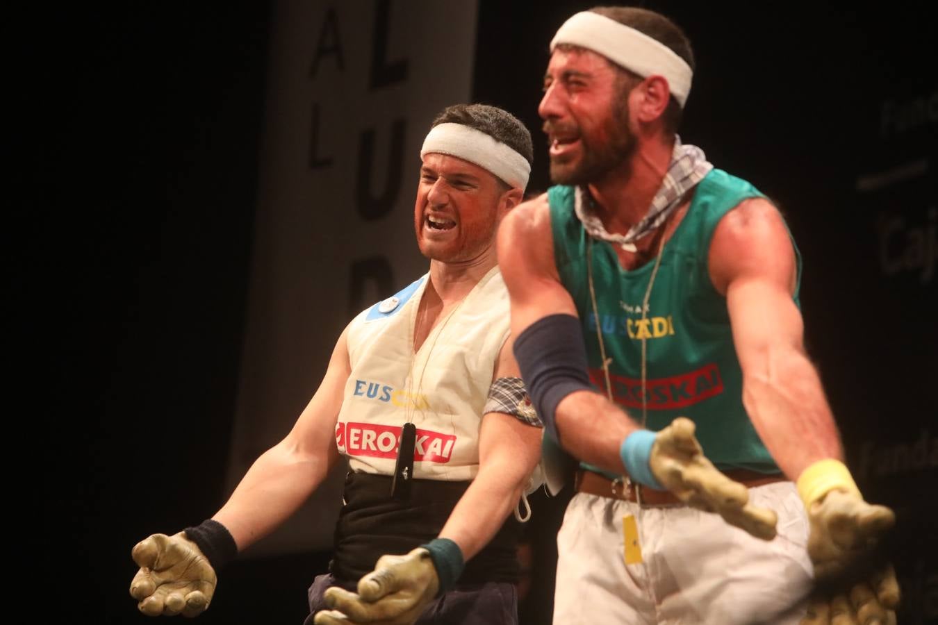 La chirigota de Santoña pone en pie al Teatro Falla