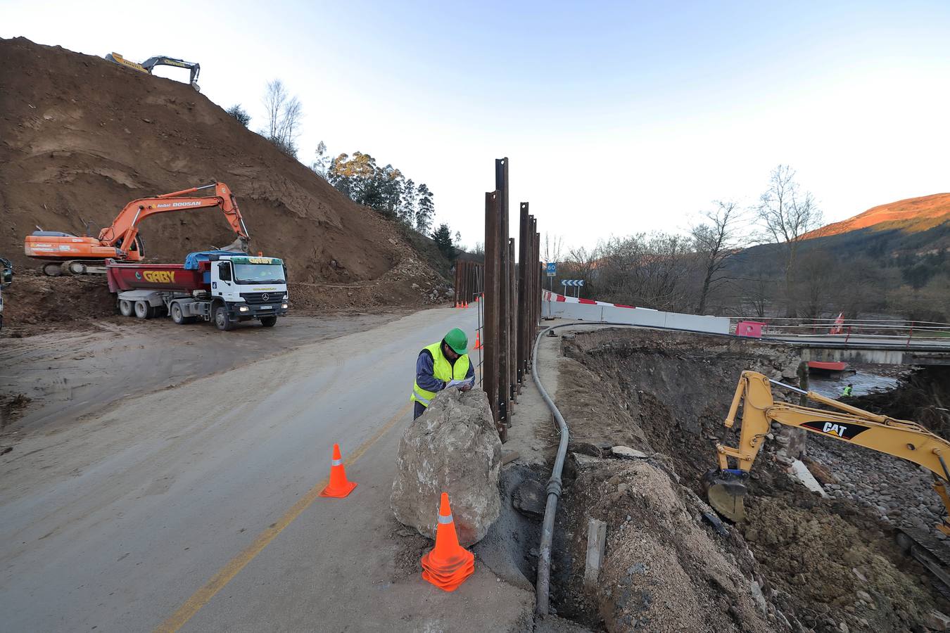 Obras para restablecer el tráfico en la carretera afectada por el argayo de Ruente