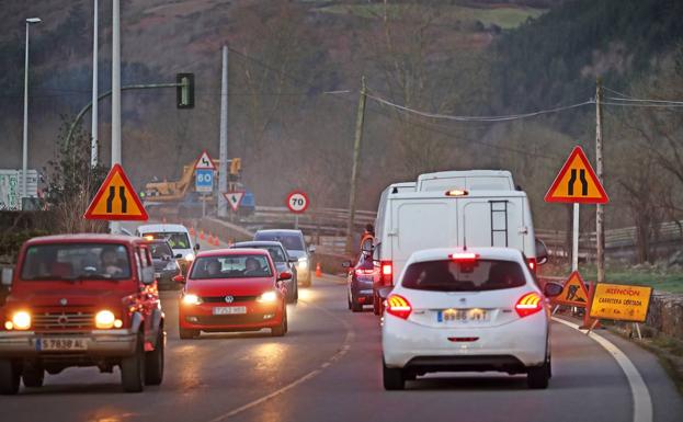 Abre un carril provisional en la carretera de Ruente cortada hace casi un mes por un argayo