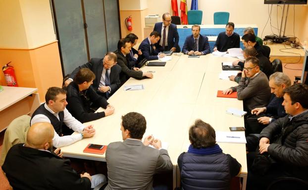 Taxistas y conductores de VTC no consiguen acercar posturas en su primera reunión en Cantabria