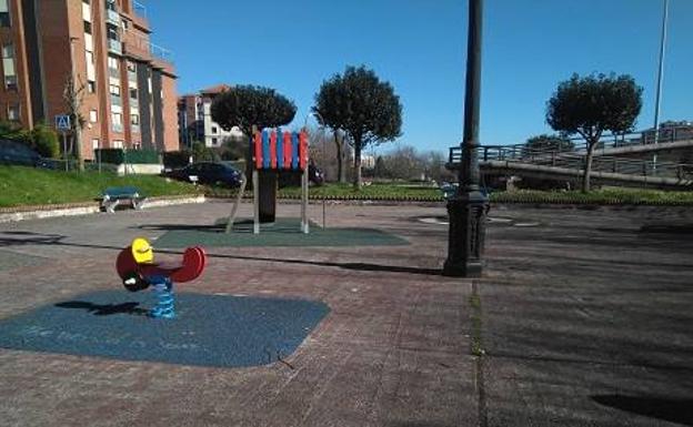 Ciudadanos insta al Ayuntamiento a mejorar el parque infantil del Grupo Ateca, en Monte