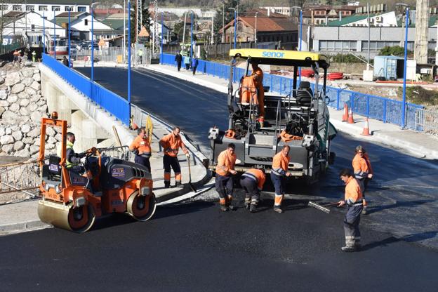 El puente que une Los Corrales y San Felices se abrirá al tráfico el sábado