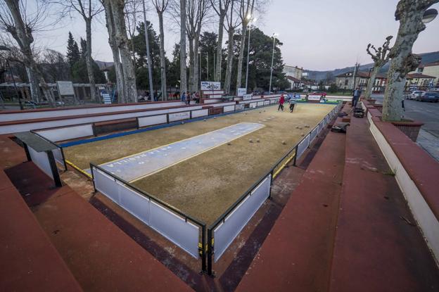 Los Corrales, más cerca de su bolera cubierta