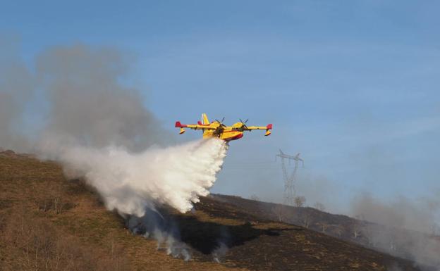 Los alcaldes, «impotentes» ante los incendios, exigen soluciones ya