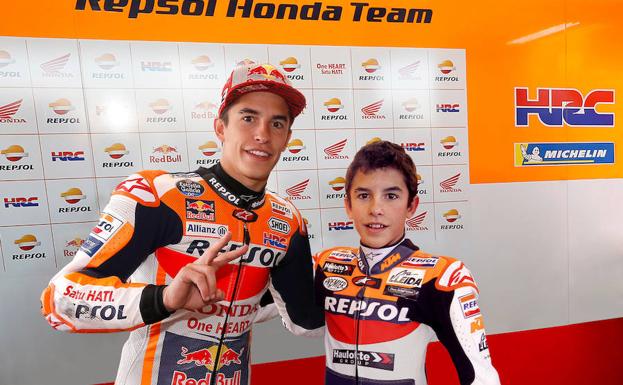 Marc Márquez celebra sus 26 años abrazado a su 'yo' del pasado