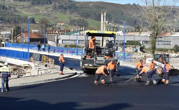 Se adelanta la hora de la apertura al tráfico del puente Renero de Los Corrales